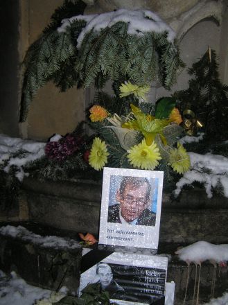 Banská Bystrica minns Havel, tjeckoslovakisk president 1989-1992 (tjeckisk 1993-2003). "Heder åt ert minne, herr president."